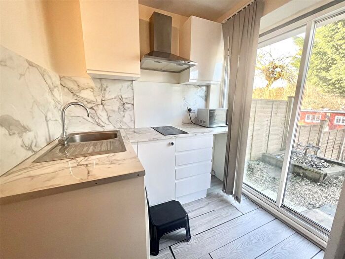 1 Bedroom Flat To Rent In On The Hill, Watford, Hertfordshire, WD19