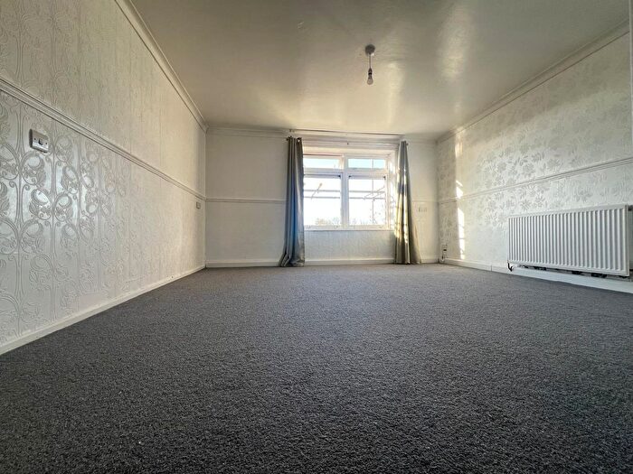 2 Bedroom Flat To Rent In Denham Close, Luton, Bedfordshire, LU3
