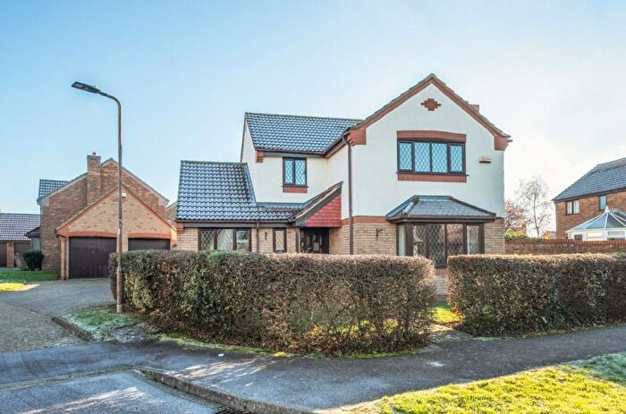 4 Bedroom Detached House For Sale In Lee Close, Bedford, MK40