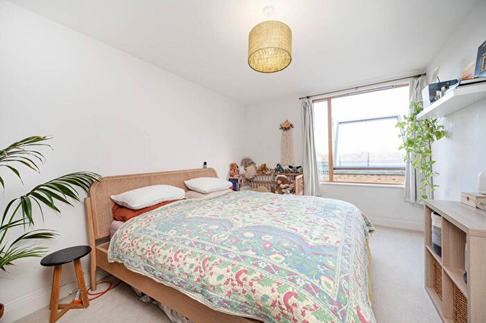 2 Bedroom Flat To Rent In Lea Bridge Road, Lower Clapton, London, E5