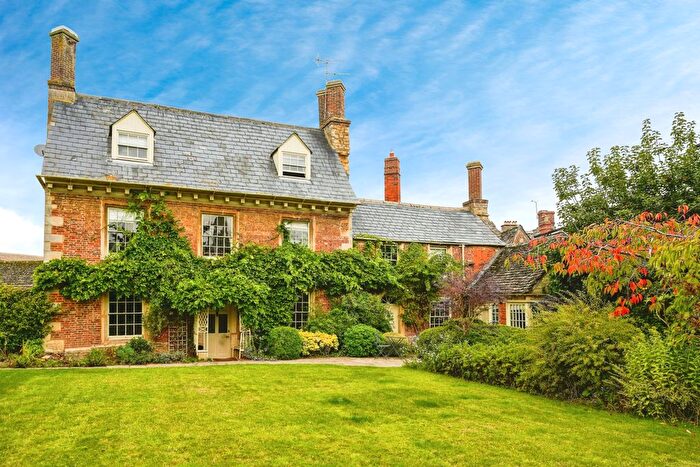 5 Bedroom Detached House For Sale In Market Square, Lechlade, GL7