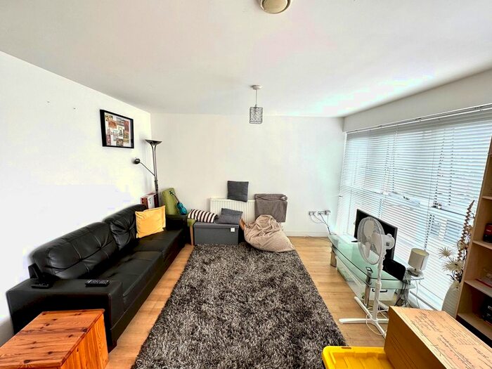 2 Bedroom Flat To Rent In Tooting High Street, Tooting Broadway, London, SW17