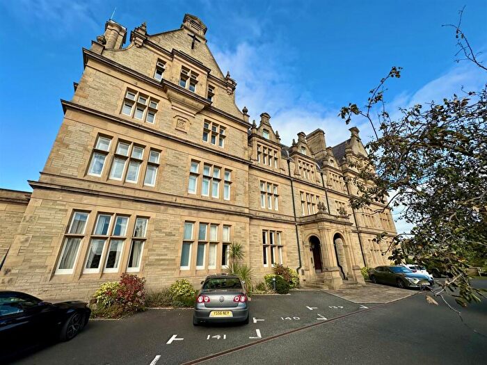 1 Bedroom Flat For Sale In Edgecumbe House, Savile Park, Halifax, HX1