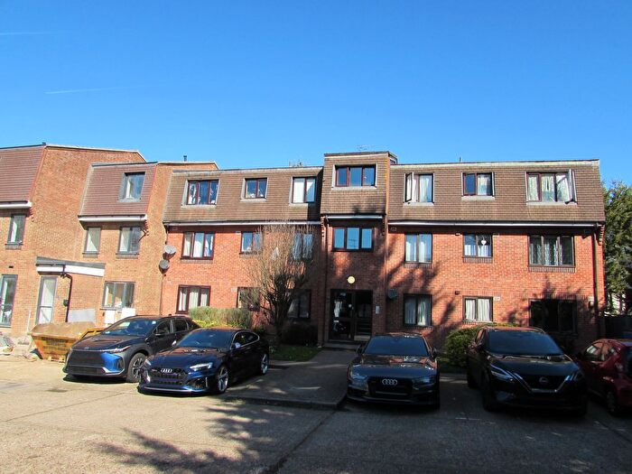 1 Bedroom Flat To Rent In The Drive, Slough, Berkshire, Slough, SL3