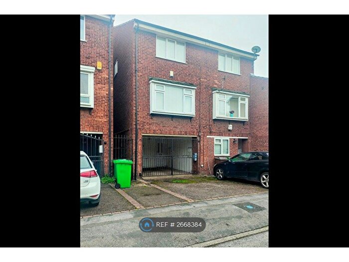 3 Bedroom End Terrace House To Rent In Loughrigg Close, Nottingham, NG2
