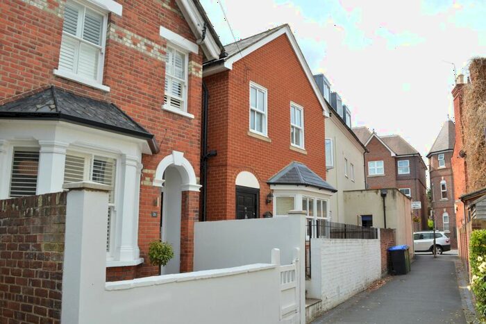1 Bedroom Flat To Rent In Springfield Lane, Weybridge, KT13