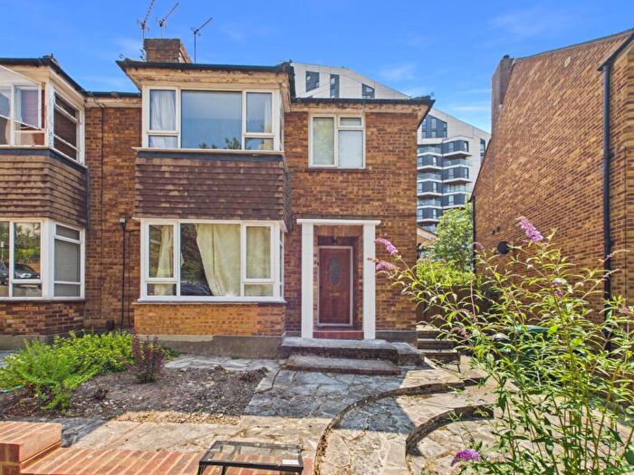 2 Bedroom Maisonette For Sale In Ravensbourne Road, Bromley, Kent, BR1