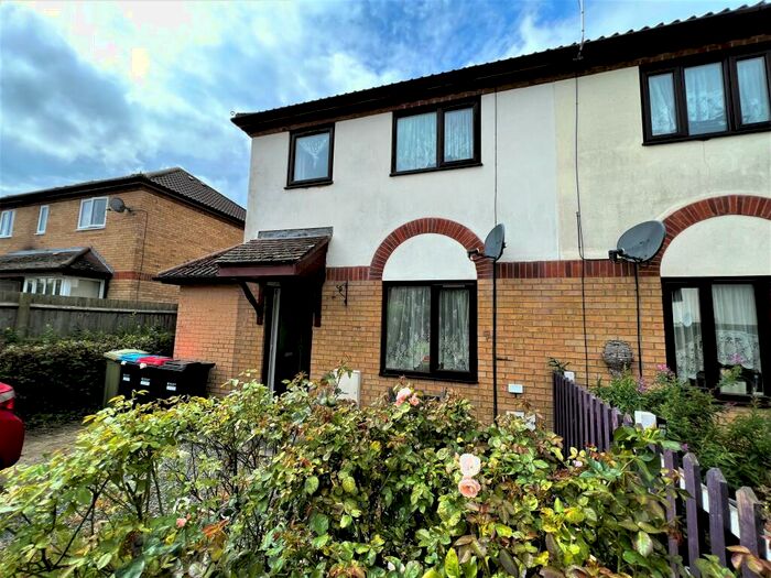 3 Bedroom House To Rent In Shamrock Close, Walnut Tree, Milton Keynes, MK7