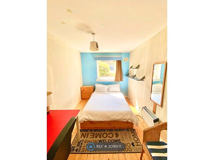 2 Bedroom Flat To Rent In Queens Park Court, Edinburgh, EH8