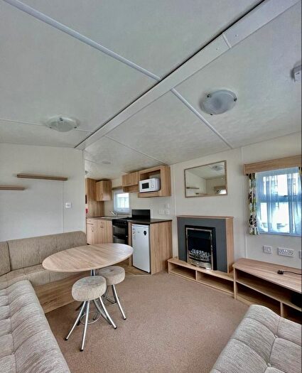 2 Bedroom Mobile/park Home For Sale In Warners Lane, Selsey, Chichester, PO20