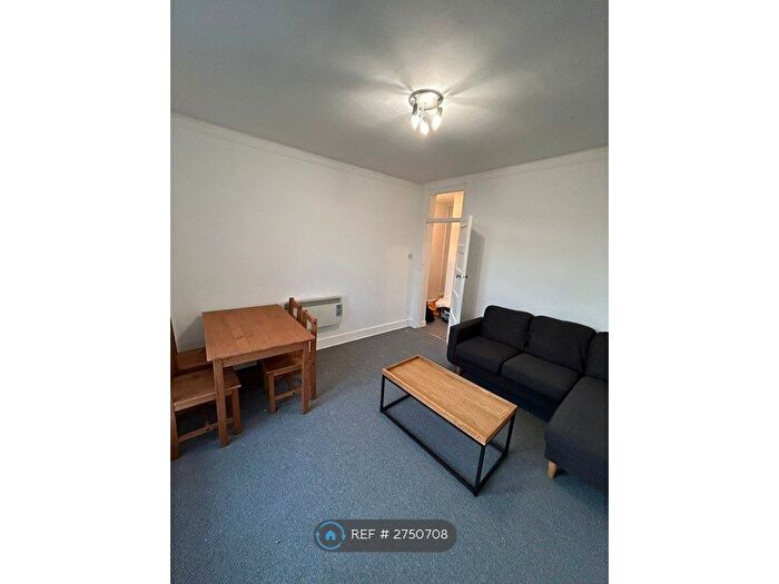 2 Bedroom Flat To Rent In Hartington Court, London, SW8