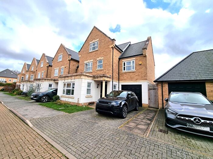 5 Bedroom End Of Terrace House For Sale In Roper Crescent, Sunbury-On-Thames, Sunbury-On-Thames, TW16