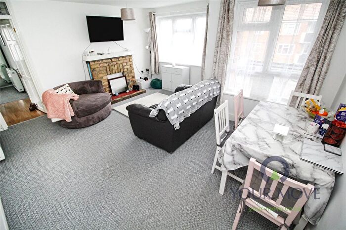 2 Bedroom Flat For Sale In The Fairway, Bedford, Bedfordshire, MK41