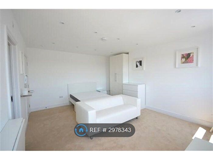 Studio To Rent In Uxbridge Road, London, W12