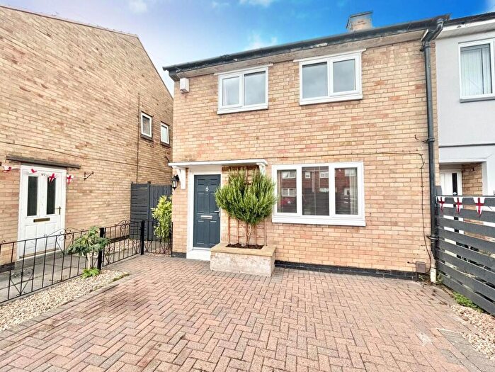 3 Bedroom Town House For Sale In Scotswood Crescent, Leicester, LE2