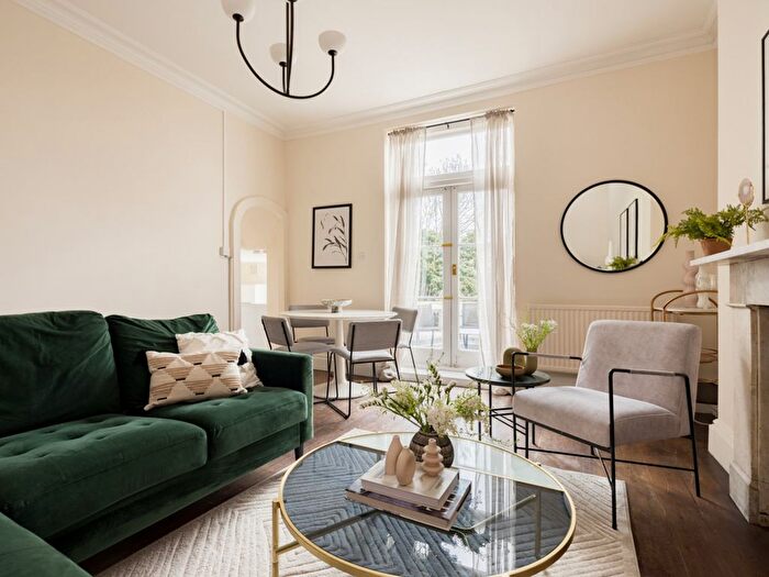 2 Bedroom Flat To Rent In Cambridge Gardens, London, W10