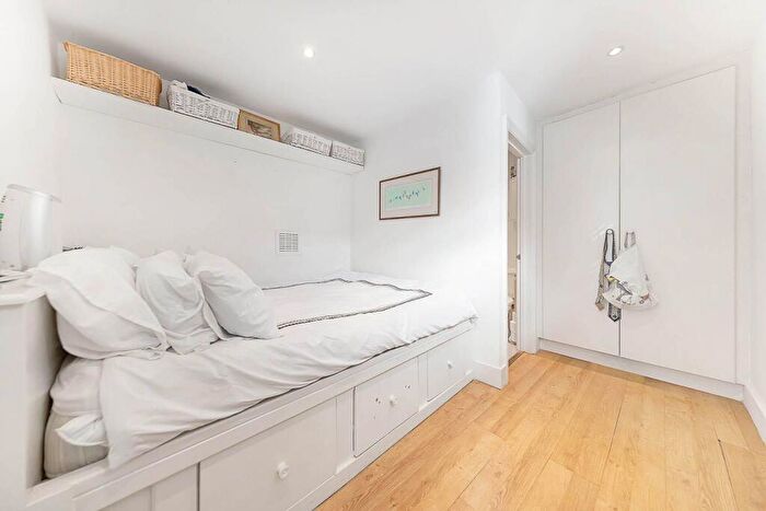 1 Bedroom Flat To Rent In Garfield Mews, Battersea, London, SW11
