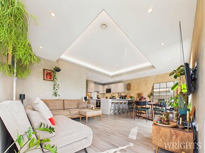 2 Bedroom Apartment For Sale In Groom Place, Welwyn Garden City, AL7