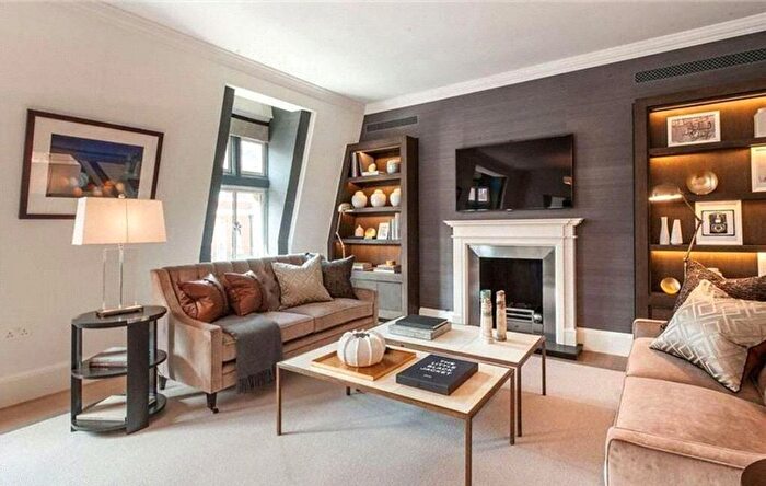3 Bedroom Flat To Rent In Duke Street, Mayfair, W1K