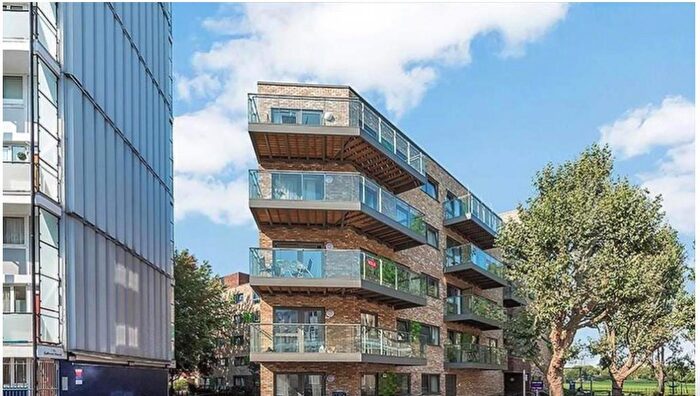 3 Bedroom Flat To Rent In Eden Apartments, London, E14