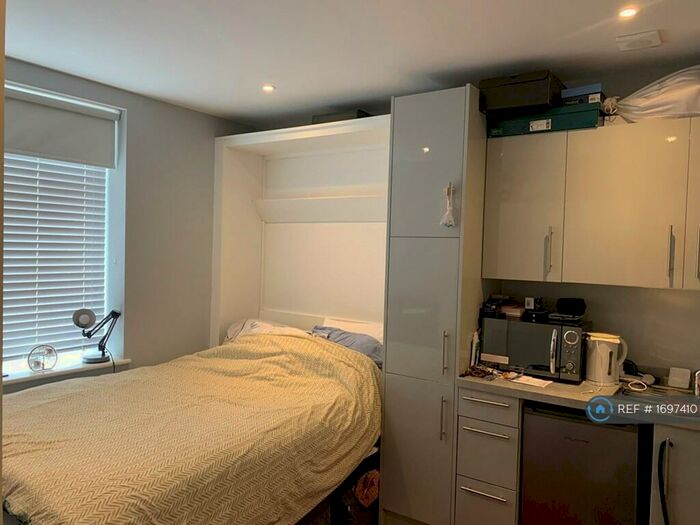 Studio To Rent In Baring Road, London, SE12