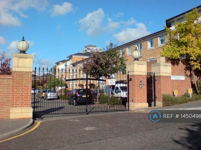 3 Bedroom Flat To Rent In New Stairs, Gillingham, ME4