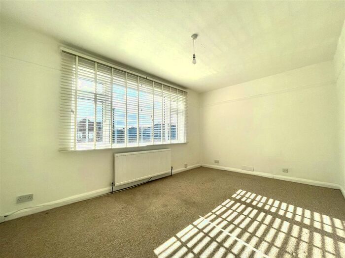 2 Bedroom Maisonette To Rent In Lincoln Way, Enfield, EN1