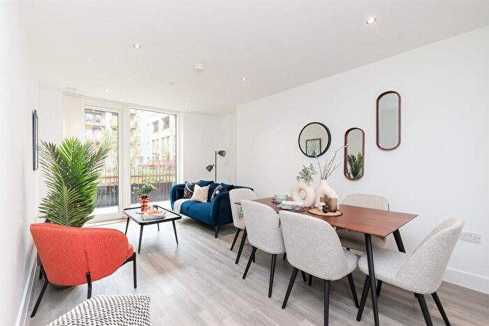 3 Bedroom Flat To Rent In Thames Road, London, E16