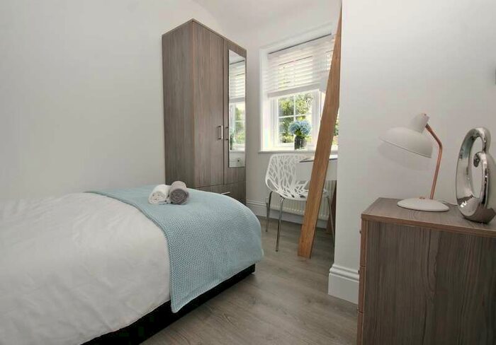 House To Rent In Bentworth Road, London, W12