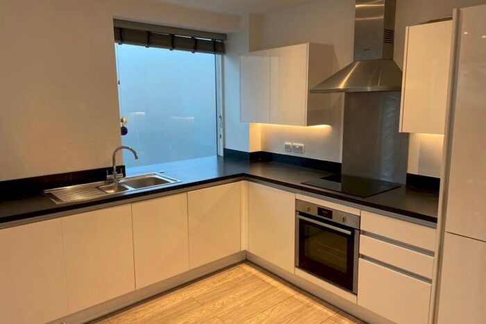 2 Bedroom Flat To Rent In Chesney Street, Battersea, SW11