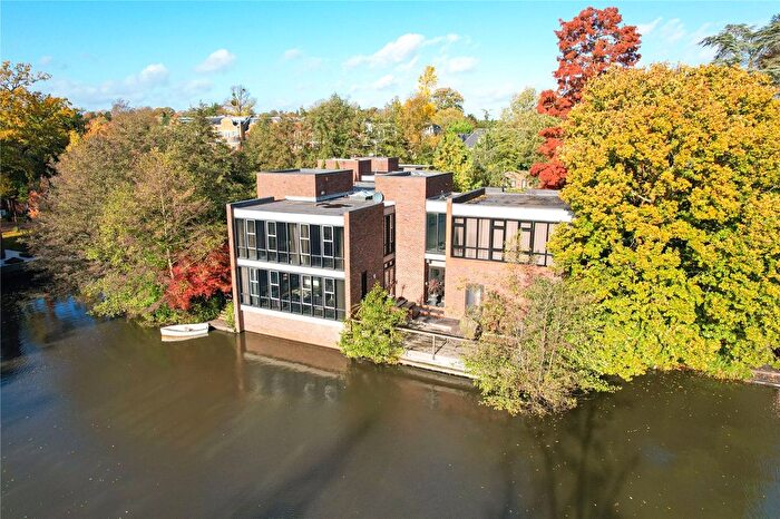 4 Bedroom Detached House To Rent In Lakeside Drive, Esher, KT10