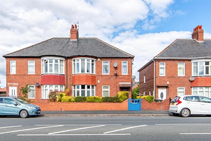 3 Bedroom Flat For Sale In Two Ball Lonnen, Newcastle Upon Tyne, NE4