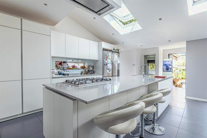 5 Bedroom Semi-Detached House To Rent In Cissbury Ring South, Woodside Park, N12