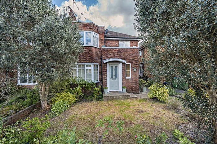 3 Bedroom Maisonette For Sale In Bishops Close, Richmond, TW10