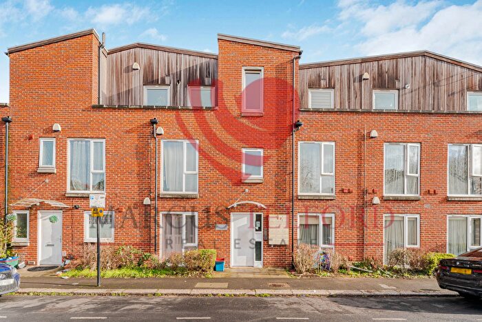 2 Bedroom Flat For Sale In Ivy Road, Hounslow, TW3