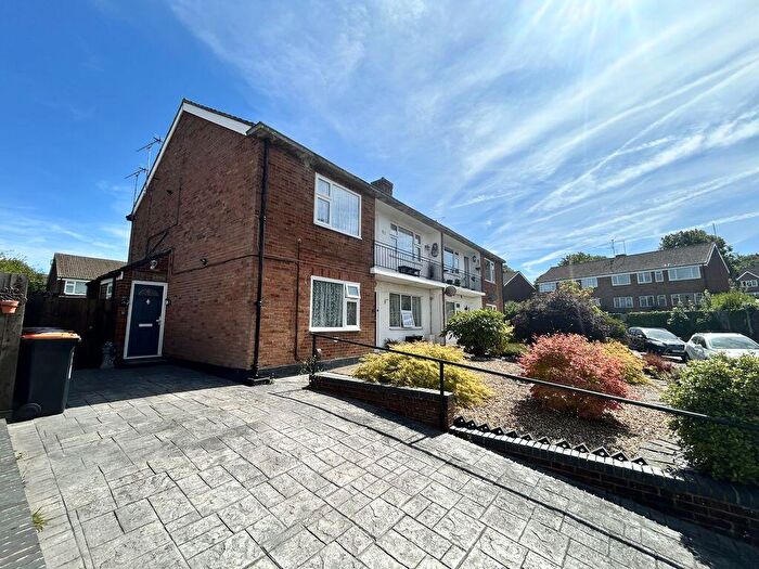 2 Bedroom Maisonette For Sale In Oakwell Close, Dunstable, LU6
