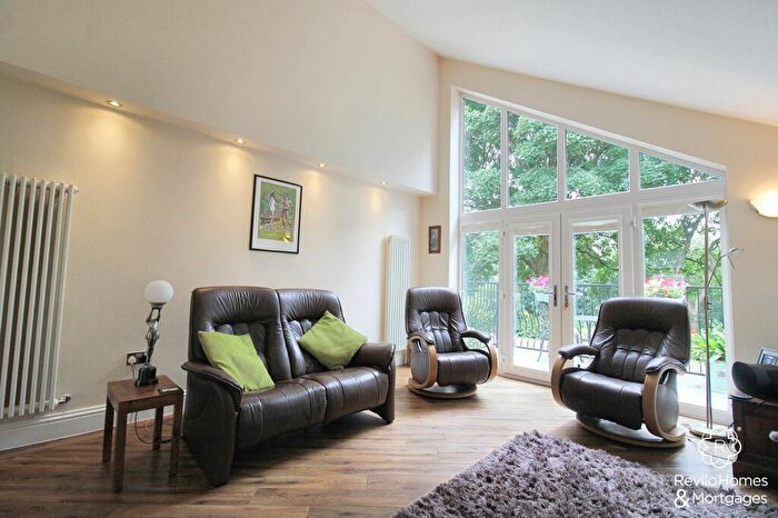 2 Bedroom Detached Bungalow For Sale In Glenmore Close, Bamford, OL11