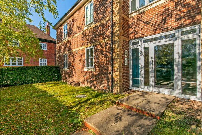 1 Bedroom Flat To Rent In Loyd Lindsay Square, Winchester, SO22