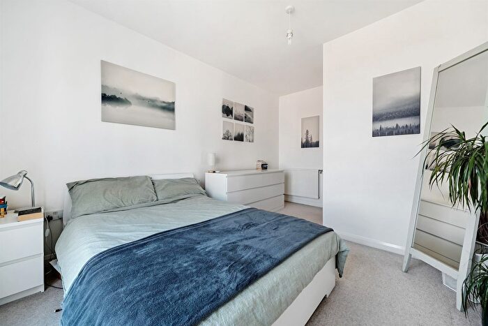 1 Bedroom Flat To Rent In Canning Square, Enfield, EN1