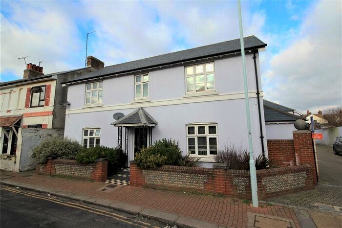 2 Bedroom Apartment To Rent In Barnard Mews, Broadwater St East, Broadwater, West Sussex, BN14