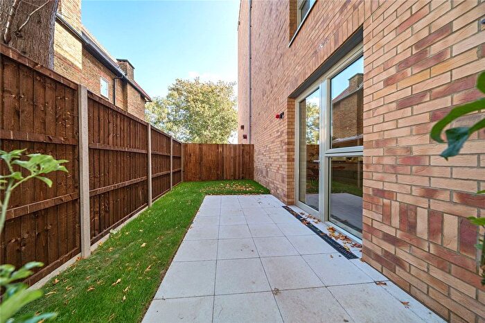 2 Bedroom Flat For Sale In Hadlow Road, Sidcup, DA14