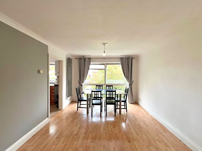 2 Bedroom Flat To Rent In The Ridgeway, London, E4