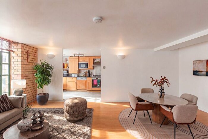 2 Bedroom Flat For Sale In Merchant Court, Wapping, E1W