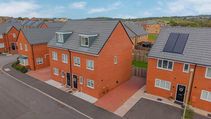 3 Bedroom Semi-Detached House For Sale In Brickworks Avenue, Kingswinford, DY6