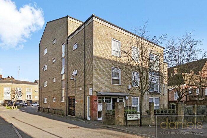 1 Bedroom Flat For Sale In Flat Barrett Court, Jubilee Close, London, NW10