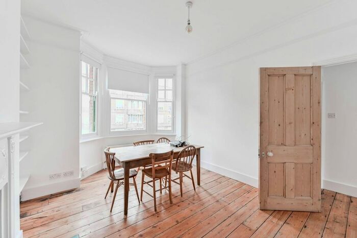 3 Bedroom Flat To Rent In Shacklewell Lane, Hackney, London, E8