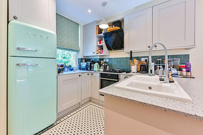 3 Bedroom Flat For Sale In Turneville Road, Fulham Broadway, London, W14