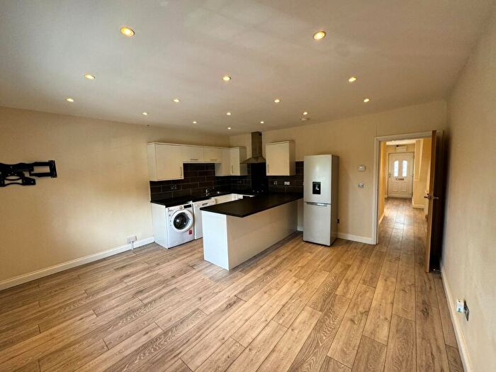 2 Bedroom Flat To Rent In Harrogate Road, Alwoodley, Leeds, LS17