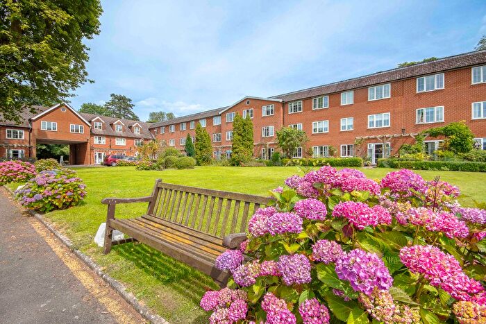 1 Bedroom Flat For Sale In Lakeside Gardens, Bearsted, TN27