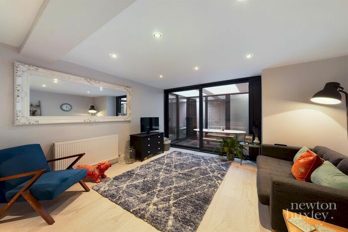 2 Bedroom Flat To Rent In Bridge Road, East Molesey KT8